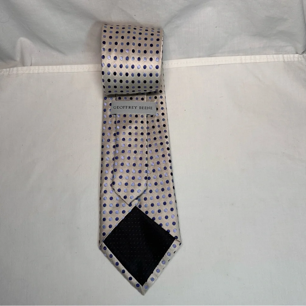 Geoffrey Beene Silver‎ Tie with Blue Dots